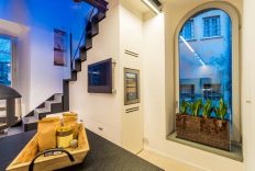 illuminazione-interni-abitazione-soggiorno-cortona-soffitto-travi-metrolight