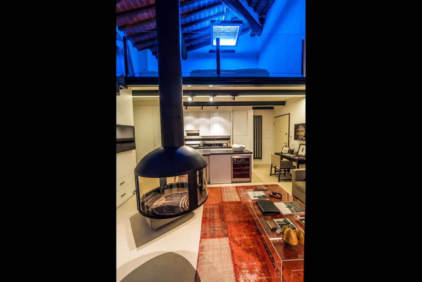 illuminazione-interni-abitazione-soggiorno-cortona-soffitto-travi-metrolight