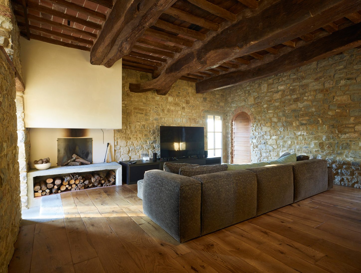 metrolight_villa_ristrutturazione_chianti_caminetto_living_lighting_design