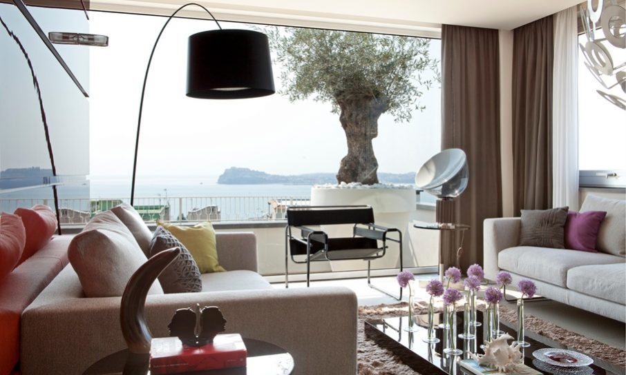 villa-capri-soggiorno-illuminazione-metrolight