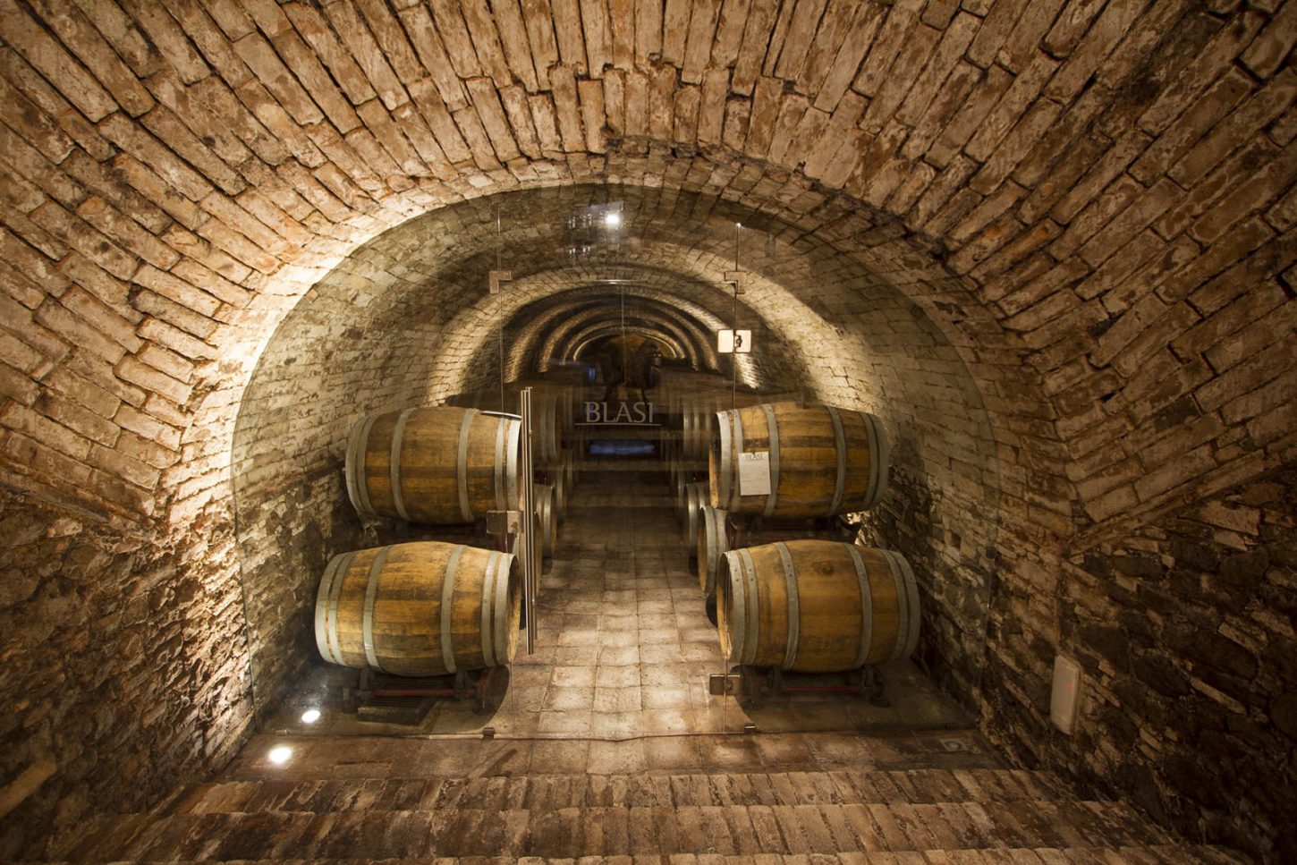 illuminazione-cantina-vinicola-aziende-cantina-blasi-metrolight-4