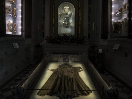 la-Verna-la-cappella-delle-reliquie-di-San-Francesco-lighting-design-metrolight-1