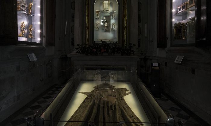 la-Verna-la-cappella-delle-reliquie-di-San-Francesco-lighting-design-metrolight-1