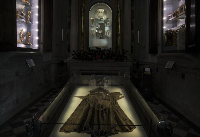 la-Verna-la-cappella-delle-reliquie-di-San-Francesco-lighting-design-metrolight-1